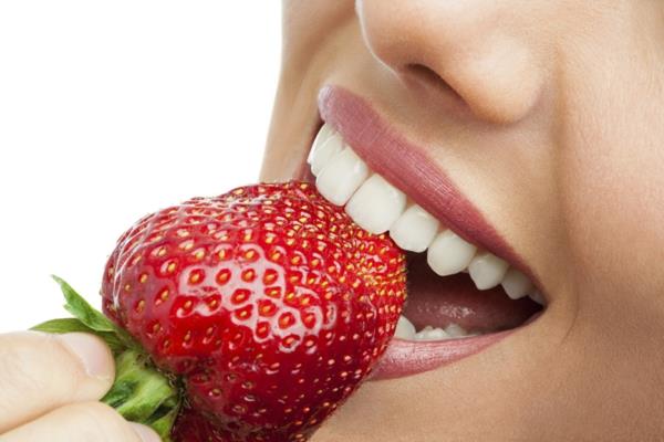 valkoisemmat hampaat saavat tuoreita hedelmiä mansikoita