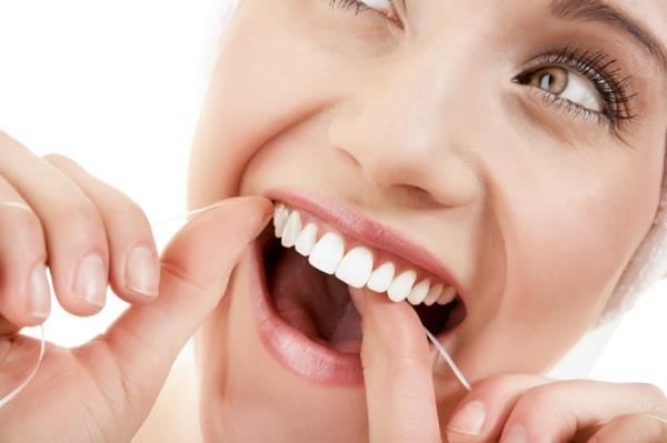 Käytä hammaslankaa saadaksesi valkoisemmat hampaat