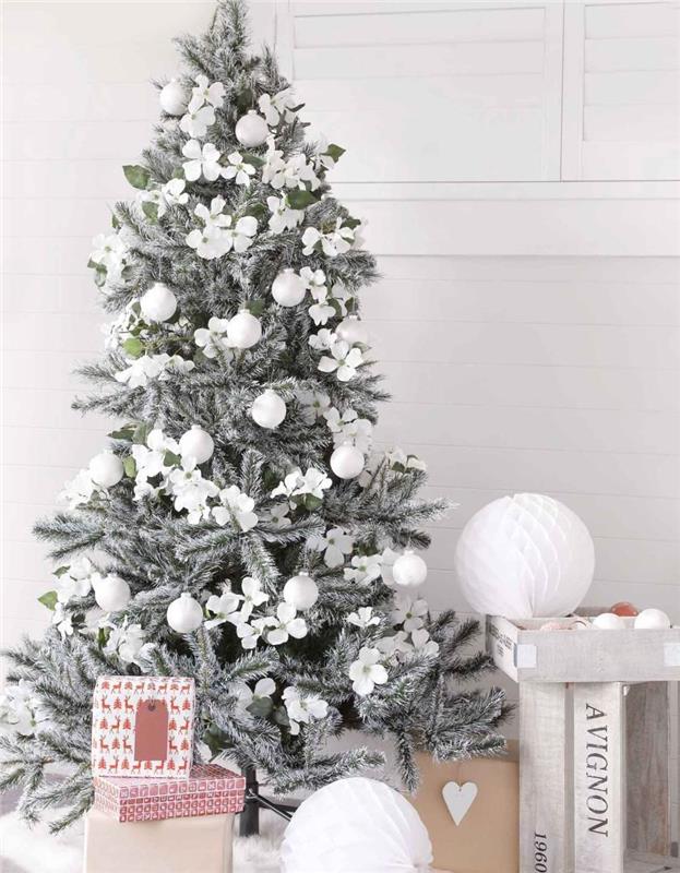 valkoisen puun joulukoristeita