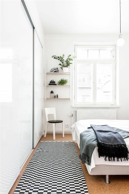valkoinen vaatekaappi makuuhuone liukuovikaappi musta valkoinen matto juoksija avoimet hyllyt