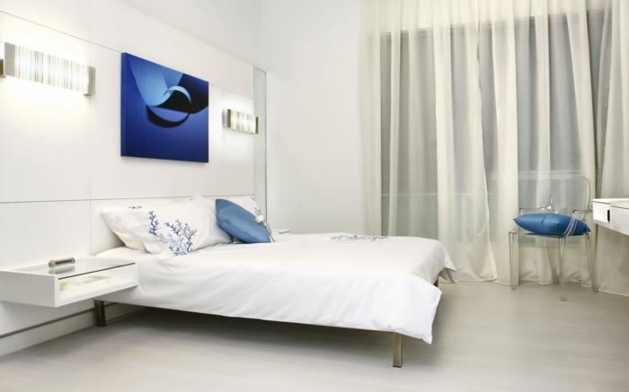 valkoinen makuuhuone sininen aksentti ilmavia verhoja