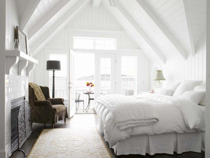 valkoinen makuuhuone kalteva katto matto juoksija vihreä nojatuoli