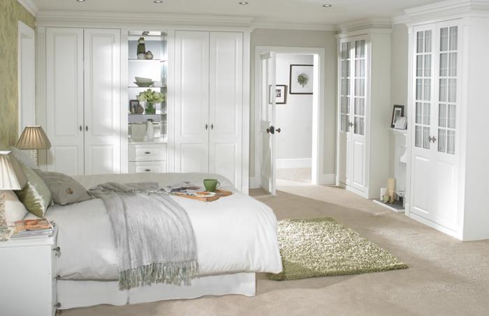 valkoinen makuuhuone kuvitteelliset vaatekaapit vaaleanvihreä matto beige mattolattia