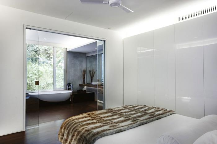 valkoinen makuuhuone moderni vaatekaappi valaistu kylpyhuone