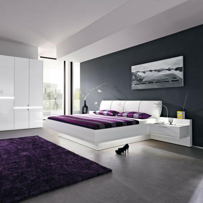 valkoinen makuuhuone violetti aksentti matto vuodevaatteet harmaa aksentti seinä