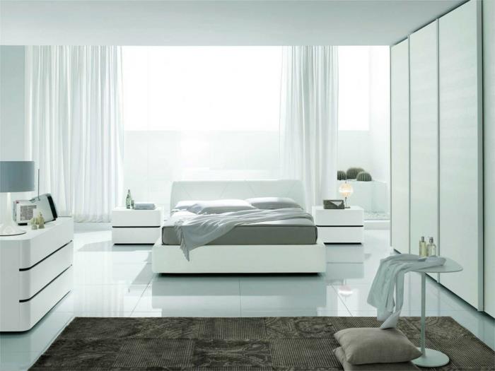 valkoinen makuuhuone valkoinen lattialaatat ilmavat verhot matto