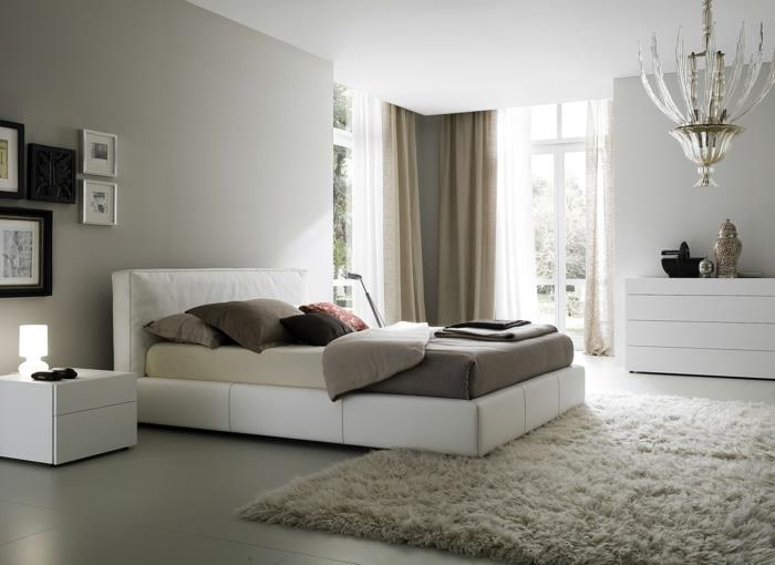 valkoinen makuuhuone valkoinen huonekalut beige seinät matto kattokruunu