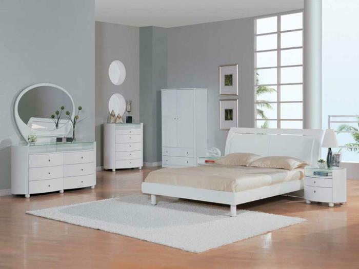 valkoinen makuuhuone valkoinen sisustus matto pukeutumispöytä kasvit