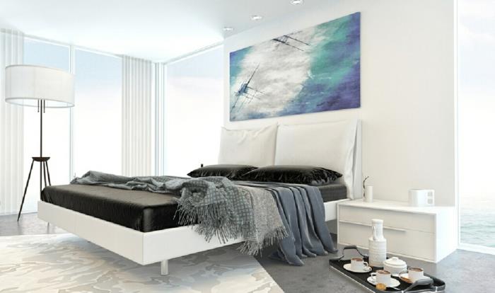 valkoinen makuuhuone valkoiset seinät tummat vuodevaatteet vaalea mattokuvioinen lattiavalaisin