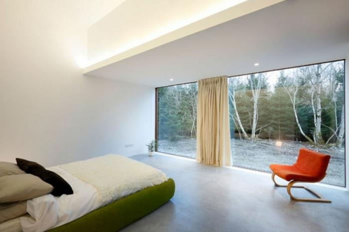 valkoinen makuuhuone valkoiset seinät vihreä sänky oranssi nojatuoli