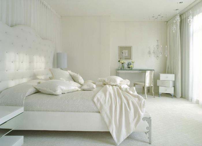 valkoinen makuuhuone valkoinen sisustus pukeutumispöytä kukkia