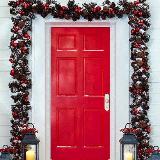 joulu ulkokoristelu vaaleanpunainen oven seppele, joka on tehty käpyistä ja kuusen oksista