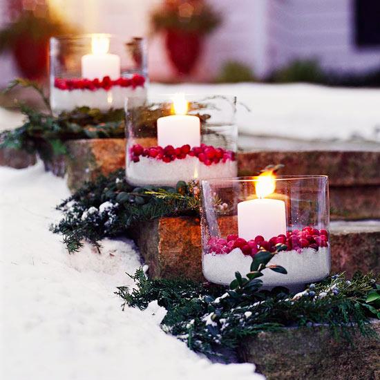 joulun ulkokoriste pyöreät purkit kynttilöillä ja marjoilla