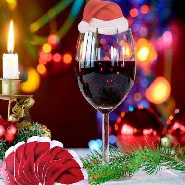 joulukoriste lasi lasillista viiniä punaisella korkilla