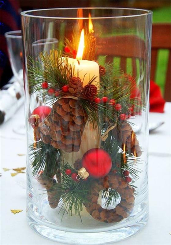 joulukoristeita - kynttilä, jossa on erilaisia ​​lahjoja