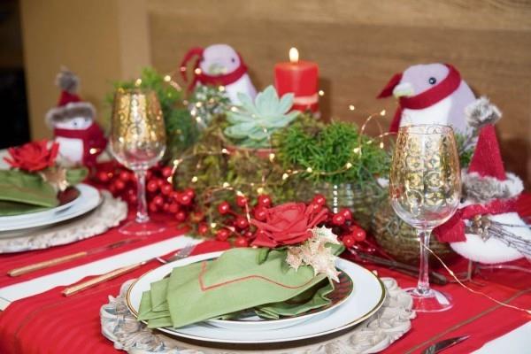 joululahjaideoita vihreät lautasliinat ja punainen pöytäliina