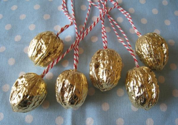 joulukoristeiden koristeluideoita saksanpähkinöitä kultaa muutettu