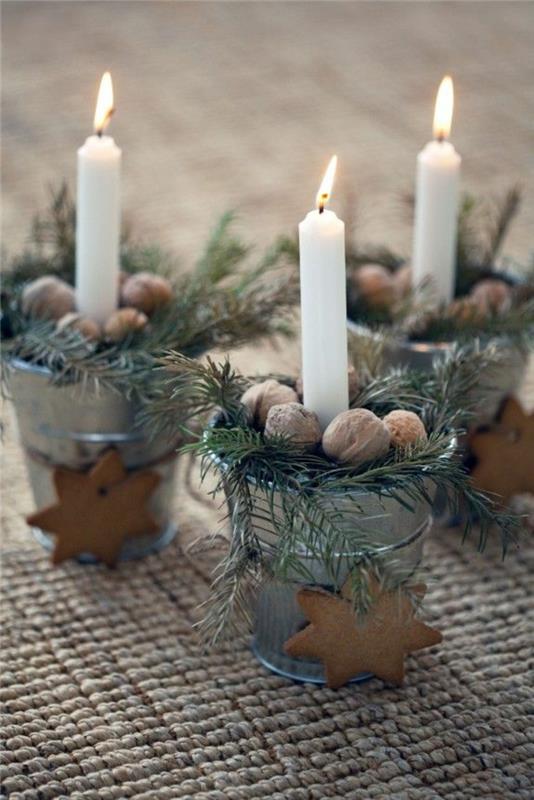 Joulupöydän koristeluideoita kynttilät saksanpähkinät oksat luonnollinen sisustus