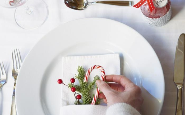 Ideoita joulupöydän koristeluun lautasliinojen koristeluun