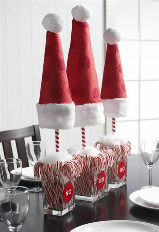 Joulupöydän koristeluideoita karkkikeppejä punaisia ​​joulupukin hattuja