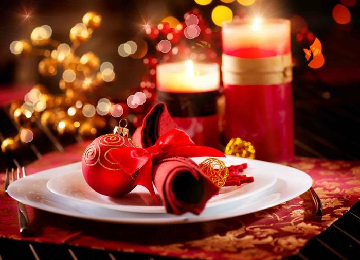 Joulupöydän sisustusideoita punaisissa kynttilälautasissa