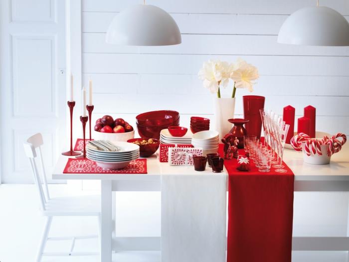 Joulupöydän sisustusideoita punaisessa valkoisessa pöytäliinajuoksijassa