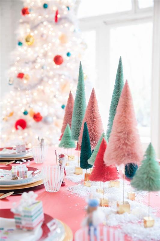 Joulupöydän sisustusideoita söpöissä pastelliväreissä koristeellisia kuusia