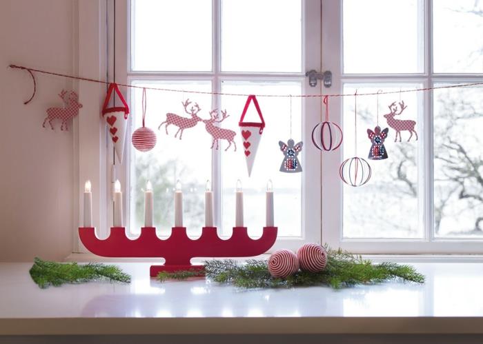 Joulupöydän koristeet, jotka on valmistettu paperista tinker punaisista kynttilänjaloista