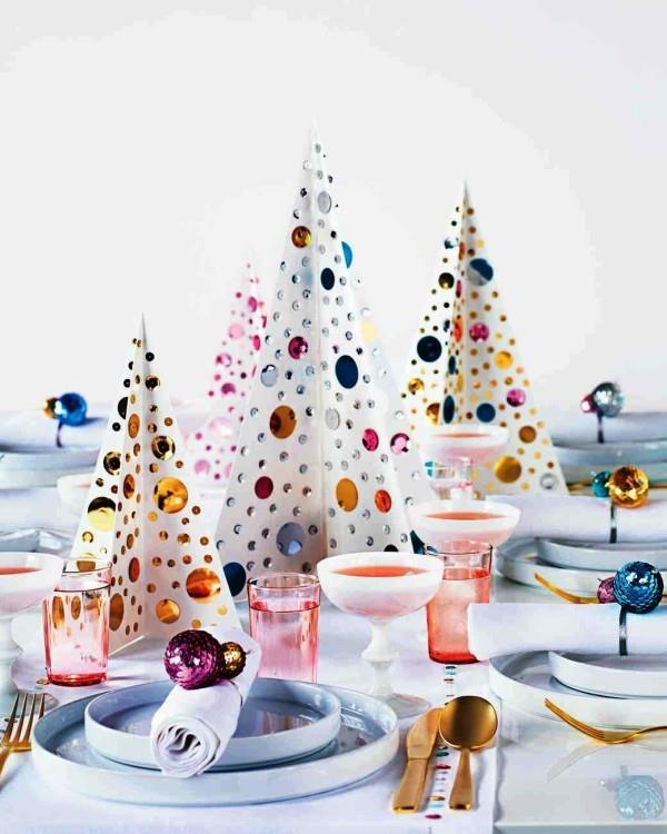 Värikkäät joulupöydän koristeet