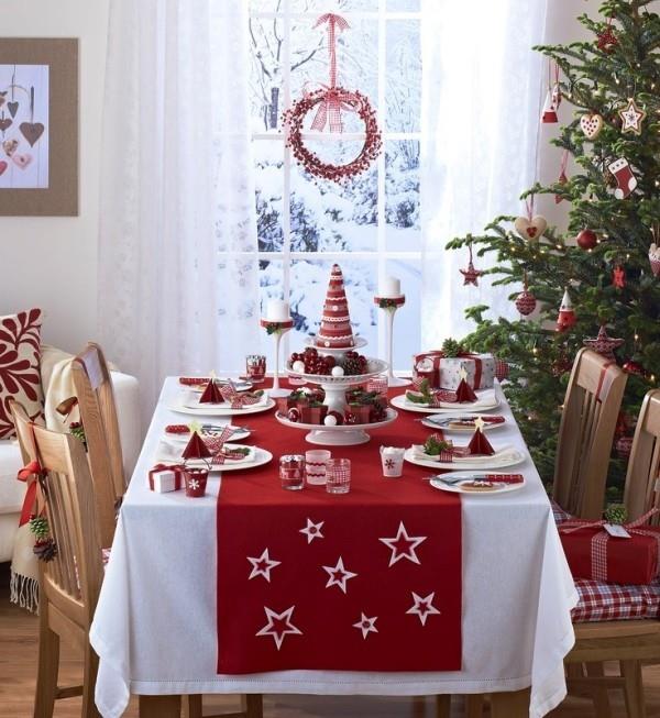 Klassinen joulupöydän koristelu