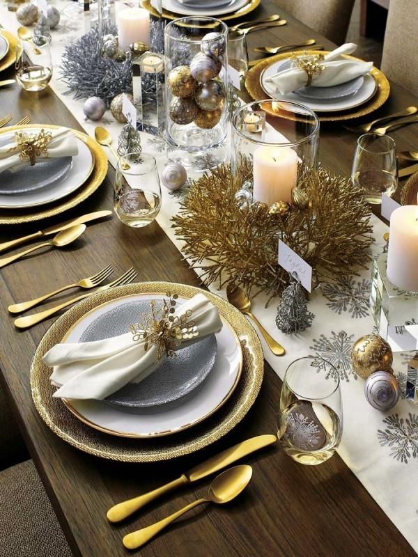 Joulupöydän koristelu kultaiset ruokailuvälineet tesserrand
