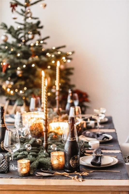 Joulupöydän koristelu harmaa pöytäliina