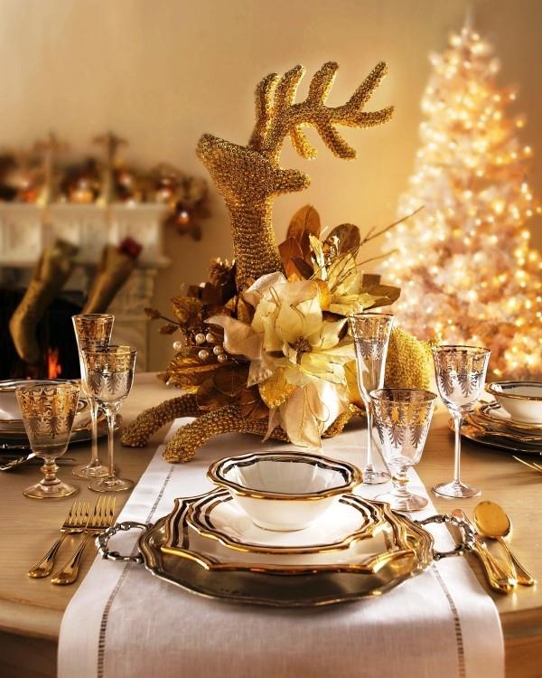 Joulupöydän koristelu kultaa
