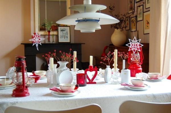 Joulupöydän koristelu punainen valkoinen traiditonell