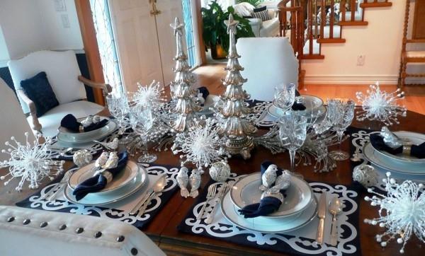 Joulupöydän koristelu hopeanvalkoinen