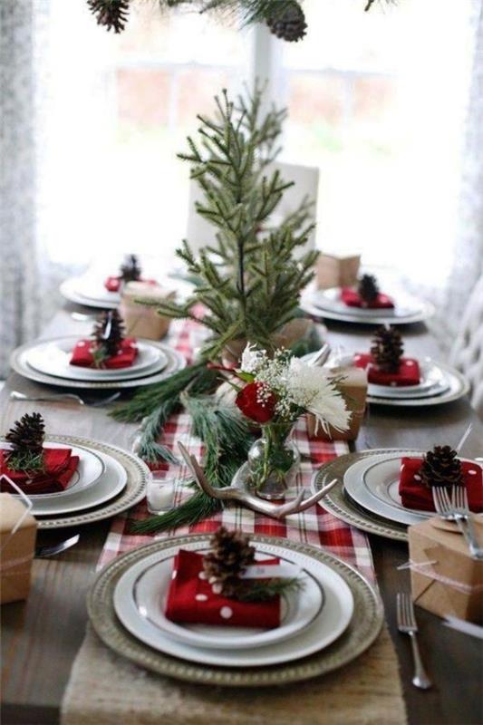 Joulupöydän koristelu kuusipuu