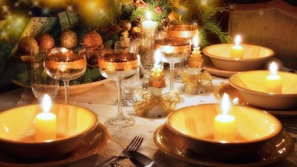 Joulupöydän koristelu lämmin valo