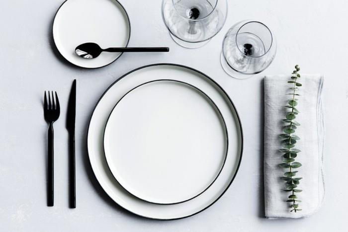 joulupöydän koristelu klassinen lautanen mustavalkoinen