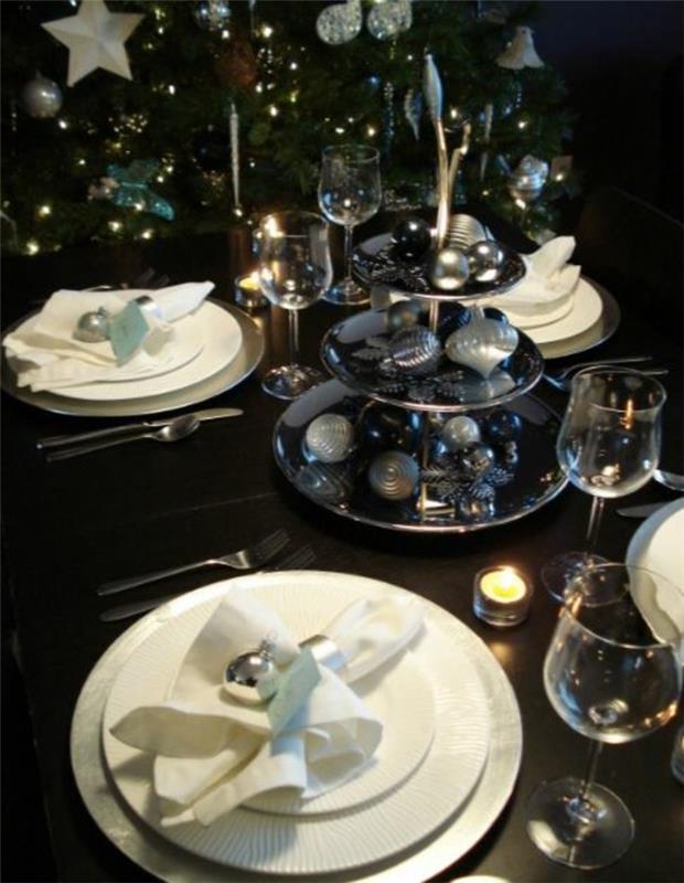 joulupöydän koristelu klassinen musta lautanen