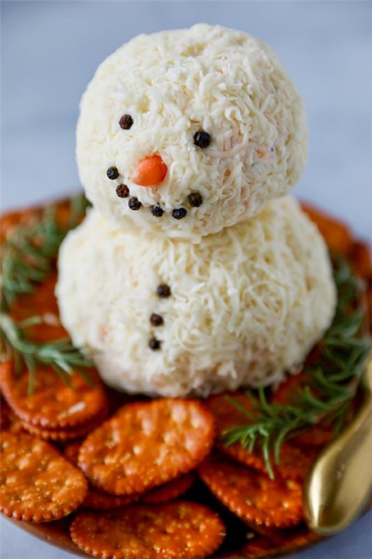 joulun alkupala juustosta tehty lumiukko