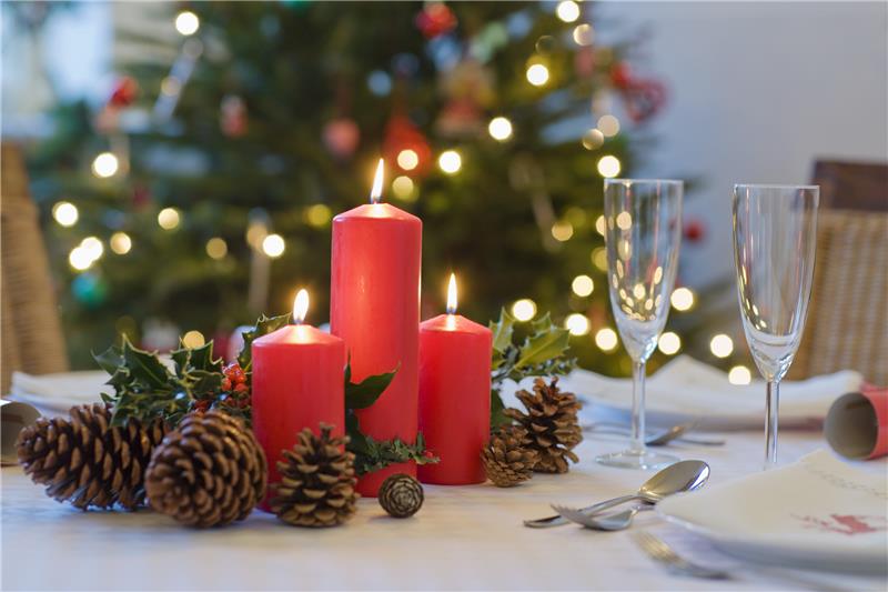 joululahjaideoita tammenterho ja kauniita kynttilöitä