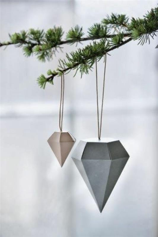 Joulukuusi koristeltu timantteja