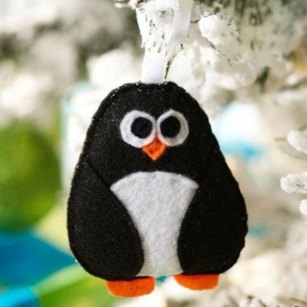 Joulukuusi koristeltu näppärä pingviini