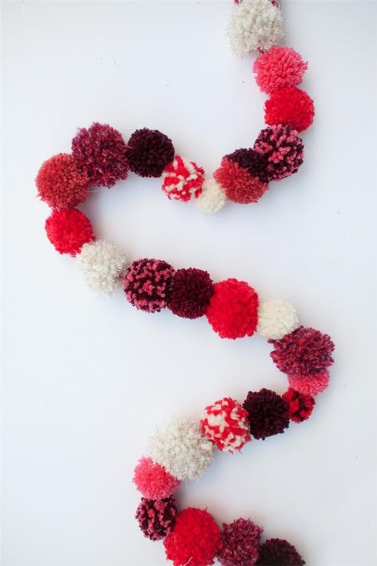 joulukuusi-koristeet-tinker-diy-idea-pom-poms-garland