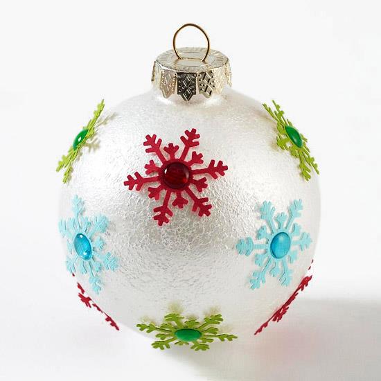 Joulukoristeiden tikeripallo pienillä värikkäillä lumihiutaleilla