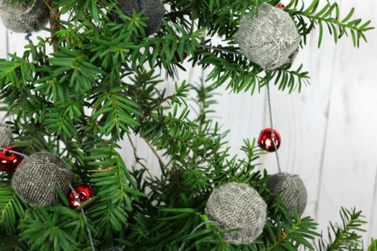 Joulukoristeet tekevät vanhasta sukista seppeleen