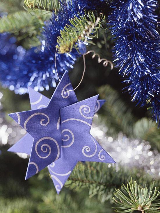 Joulukoristeet sävyttävät kaksi osaa violetista tähdestä