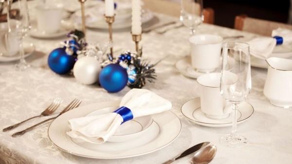 joulukoriste-sininen-valkoinen-kangas lautasliinat-joulukuusi pallot
