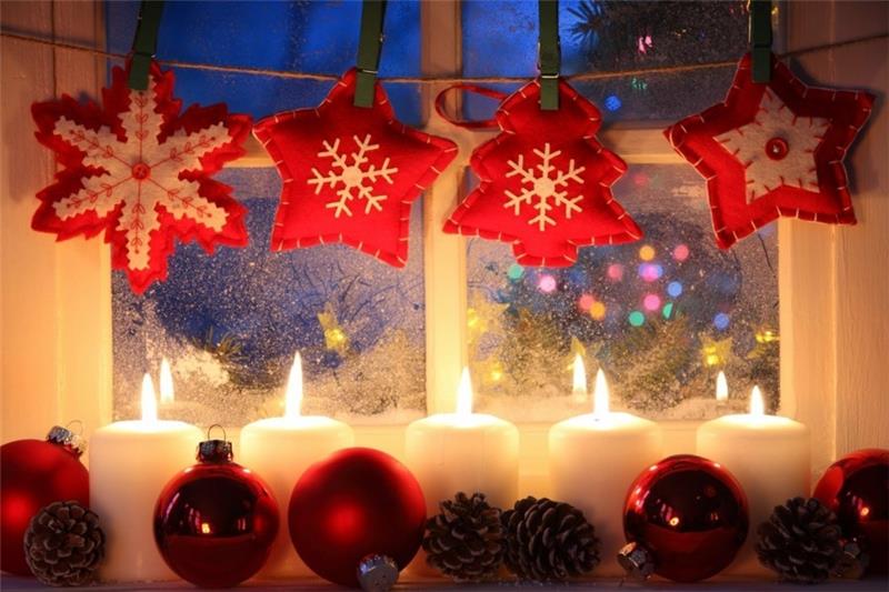 joulukoristeelliset ikkunat luovat kodikkaan tunnelman kynttilähuopa -seppele