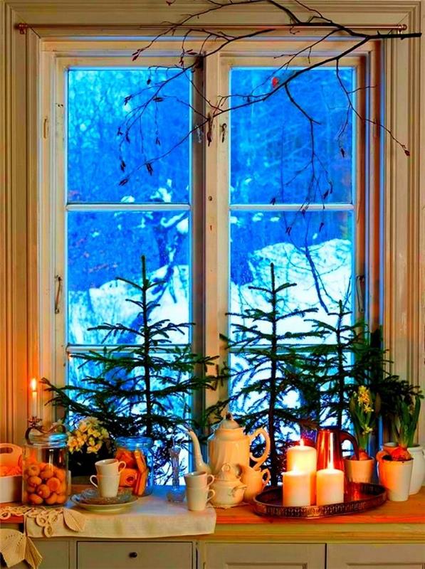joulukoriste ikkuna runsaasti ikkunakoristeita kuusen oksat kynttilät